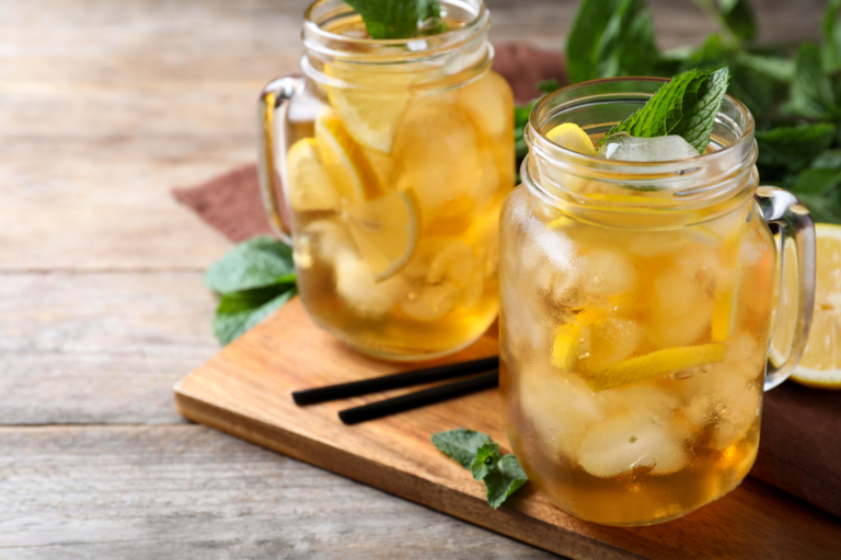 thé glacé avec plantes du jardin dorloteurs